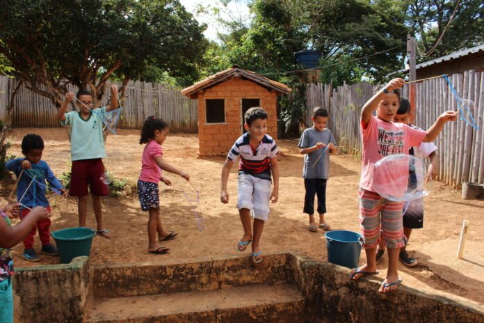 Use-a-criatividade-para-criancas-brincarem-neste-carnaval-como-brincadeira-de-bolha-de-sabao---Foto--Marcelo-Martins