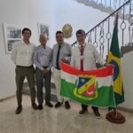 Assessor da senadora Teresa Leitão, Leo Bulhões, e o procurador de Ibirajuba, Cláudio Cumaru, participam de encontro na Embaixada do Brasil em Cuba