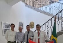 Assessor da senadora Teresa Leitão, Leo Bulhões, e o procurador de Ibirajuba, Cláudio Cumaru, participam de encontro na Embaixada do Brasil em Cuba