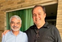 Senador Humberto Costa faz gesto ao pré candidato a deputado estadual, Anderson Luiz, em passagem por Caruaru