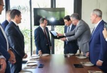 Pelos avanços na aviação, Silvio Costa Filho recebe reconhecimento dos aeroportuários