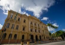 Governo de Pernambuco garante aumento de 5,4% para professores e profissionais da educação