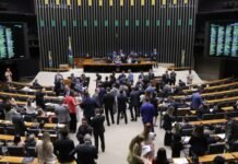 Câmara aprova em 1º turno PEC que garante recursos mínimos para assistência social