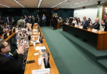 CCJ aprova admissibilidade de propostas que acabam com escala 6×1