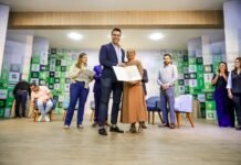 Prefeito Rodrigo Pinheiro entrega escrituras a moradores do José Liberato e Caruaru ultrapassa marca de 1.000 títulos
