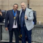 Vereador Jorge Quintino entrega medalha de Honra ao Mérito ao servidor Brás