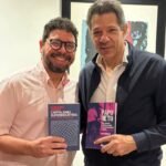 Ivan Moraes e Fernando Haddad trocam livros em São Paulo