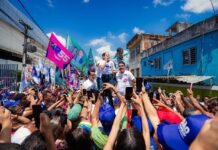 “A gente tirou o governo do Palácio e colocou nas ruas trabalhando pelo nosso povo”, afirma Raquel durante grande caminhada em Camaragibe