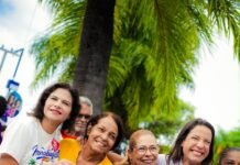 Em panfletaço no centro do Recife, Raquel reforça propostas de mobilidade para a Região Metropolitana