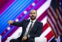 Eduardo Bolsonaro é demitido da Polícia Federal por abandono de cargo