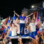 Raquel faz caminhada histórica e reúne uma multidão pelas ruas de Caruaru