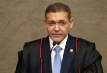 TSE atende Flávio e manda suspender canal do whatsapp Exército do Lula