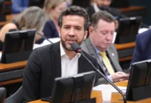 Janones denuncia censura em decisão do TSE contra “Exército do Lula”