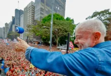 Ato pela reeleição de Lula leva milhares à Avenida Paulista