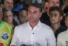 Ação Popular pede suspensão de salário do senador Flávio Bolsonaro