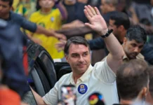 Flávio Bolsonaro foge do Brasil rumo aos Estados Unidos e prepara pedido de asilo político, diz coluna