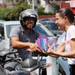 Raquel é abraçada pela população em dia de panfletaço por bairros do Recife e garante IPVA zero para motos de até 180 cilindradas em Pernambuco