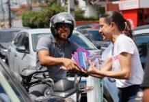 Raquel é abraçada pela população em dia de panfletaço por bairros do Recife e garante IPVA zero para motos de até 180 cilindradas em Pernambuco
